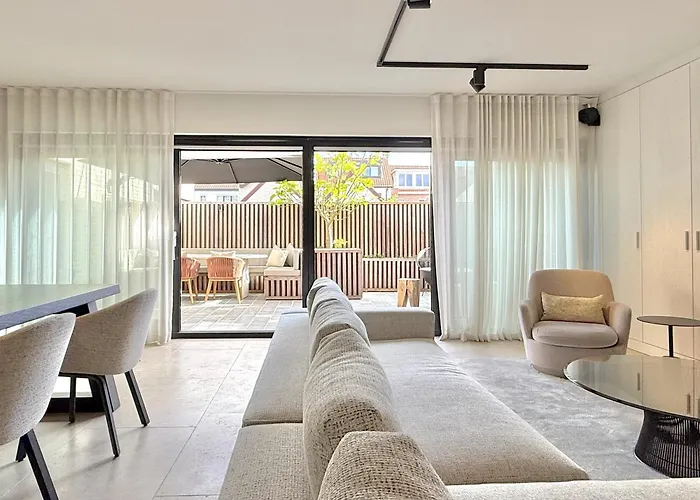 22 - Charming Spacious Near Golf *